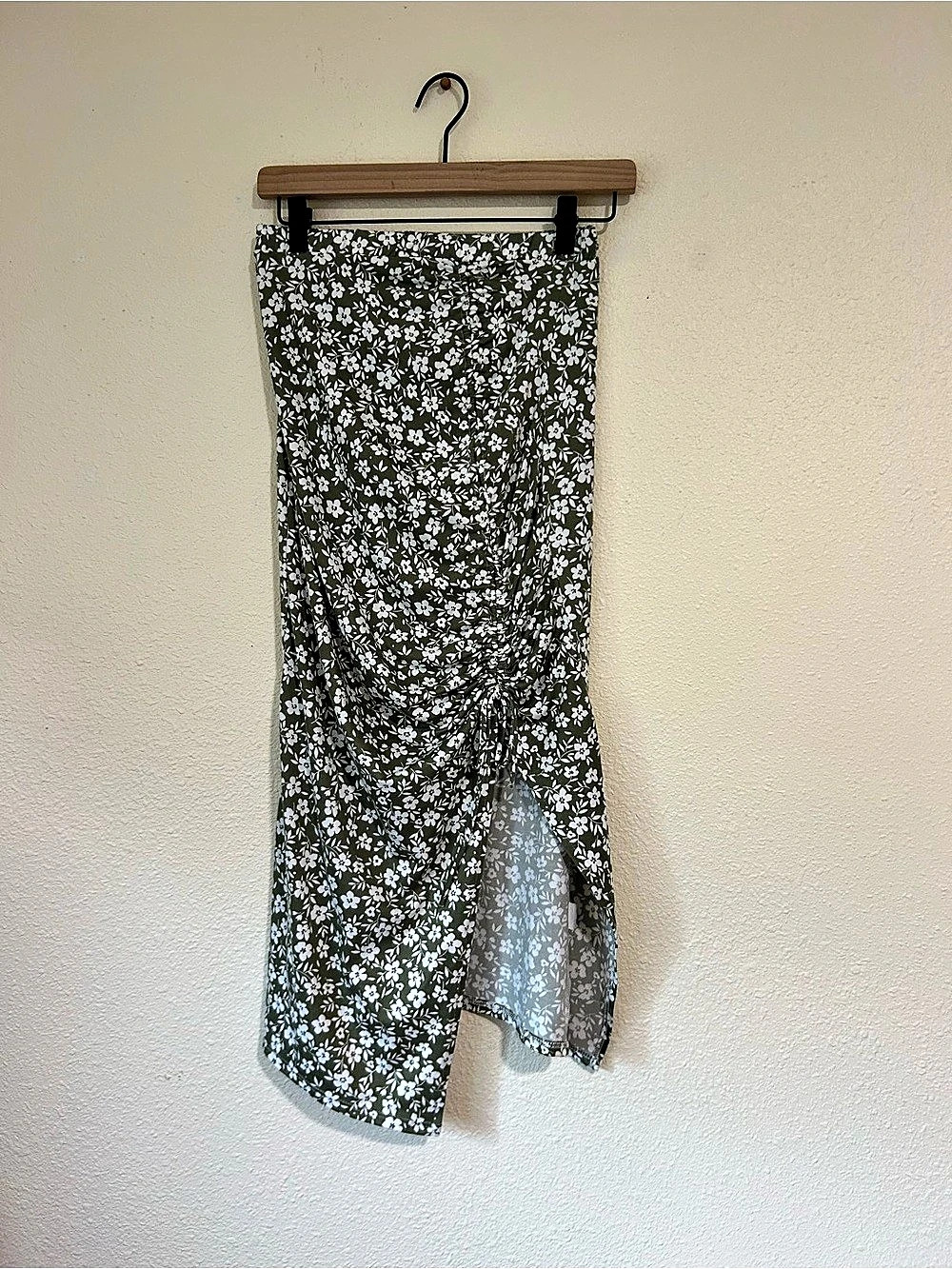Mahina Floral Ruched Midi Dress in Green & White Size Medium
